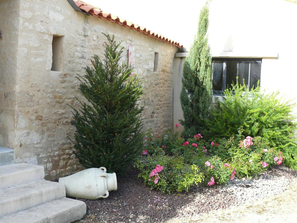 Gite Du Clos De La Vigne Montreuil  Номер фото